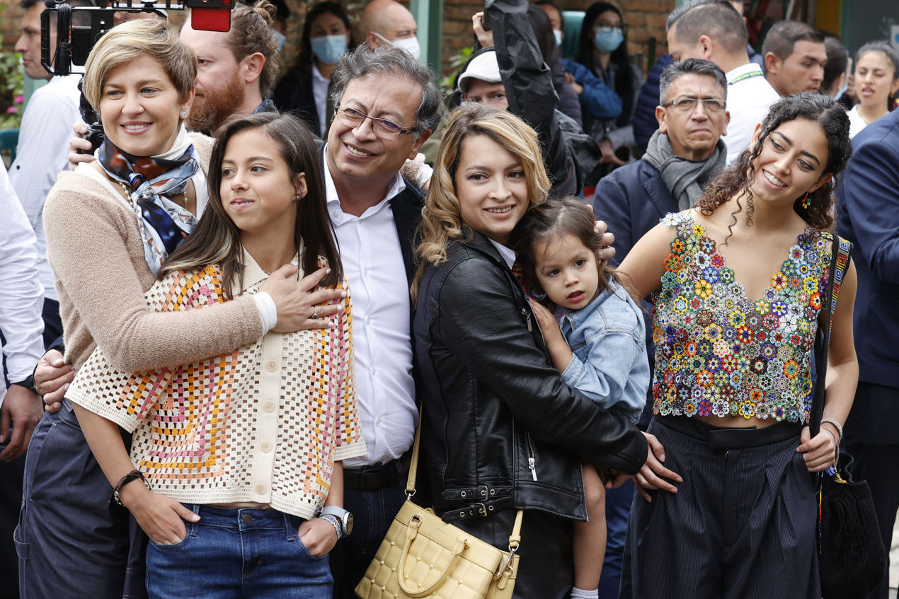 Familia de Gustavo Petro en el puesto de votación de Puente Aranda.