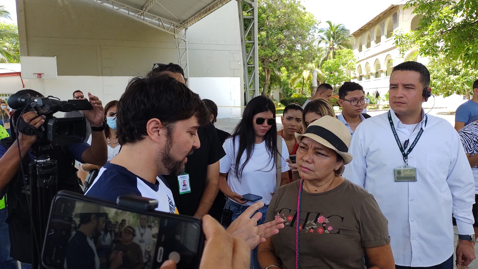 El Alcalde de Barranquilla, Jaime Pumajero y una segunda ciudadana indignada que lo increpó.