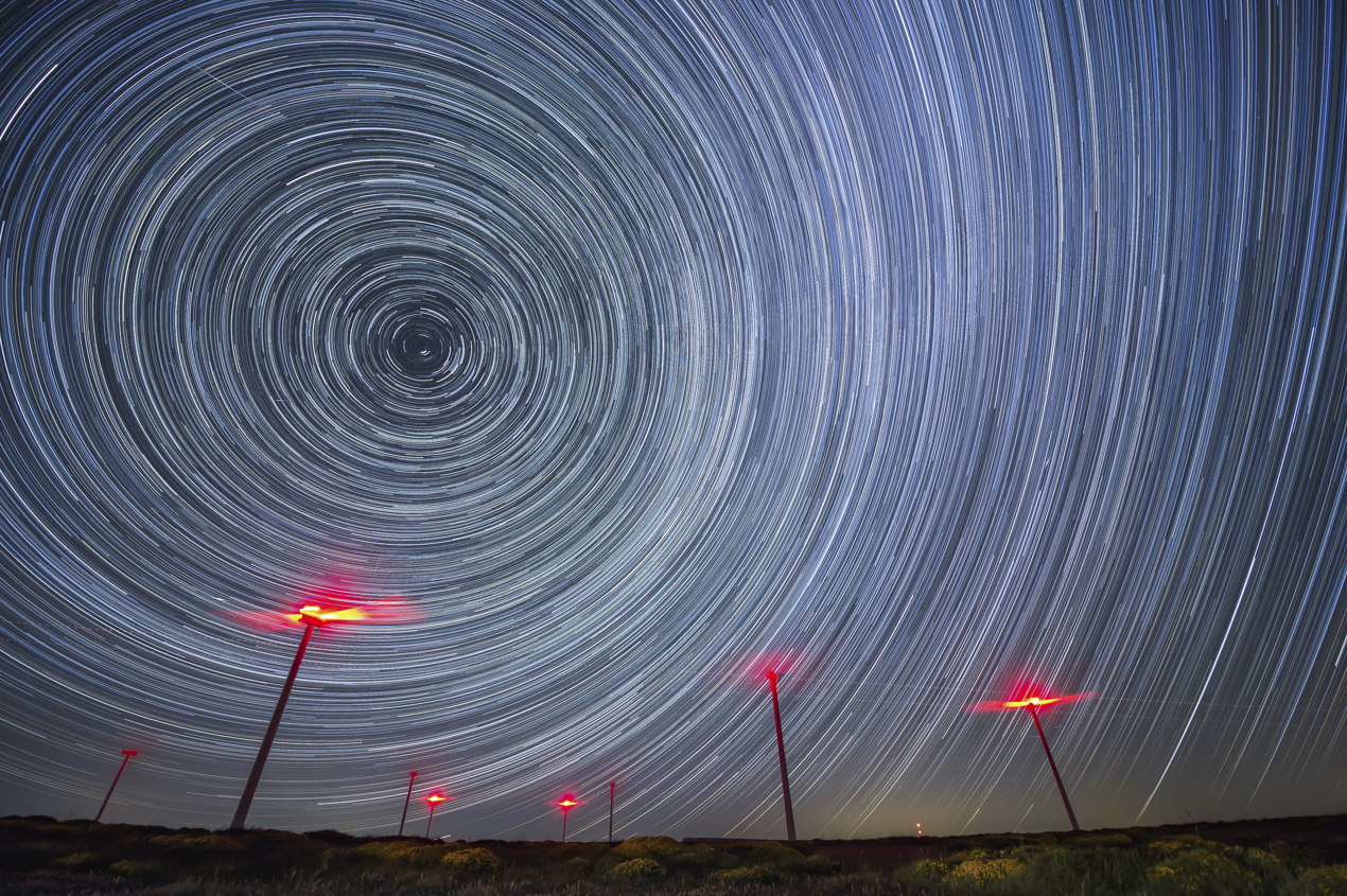  Imagen compuesta de 320 fotografías que muestran las estrellas circumpolares y los molinos de viento desde el páramo de La Lora, entre el observatorio astronómico de Cantabria y la comunidad de Castilla y León en la madrugada de este martes.