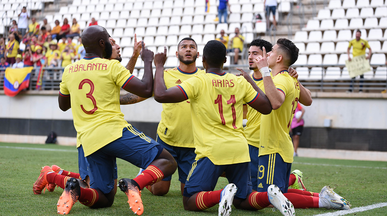 Jugadores de Colombia celebran el gol. 