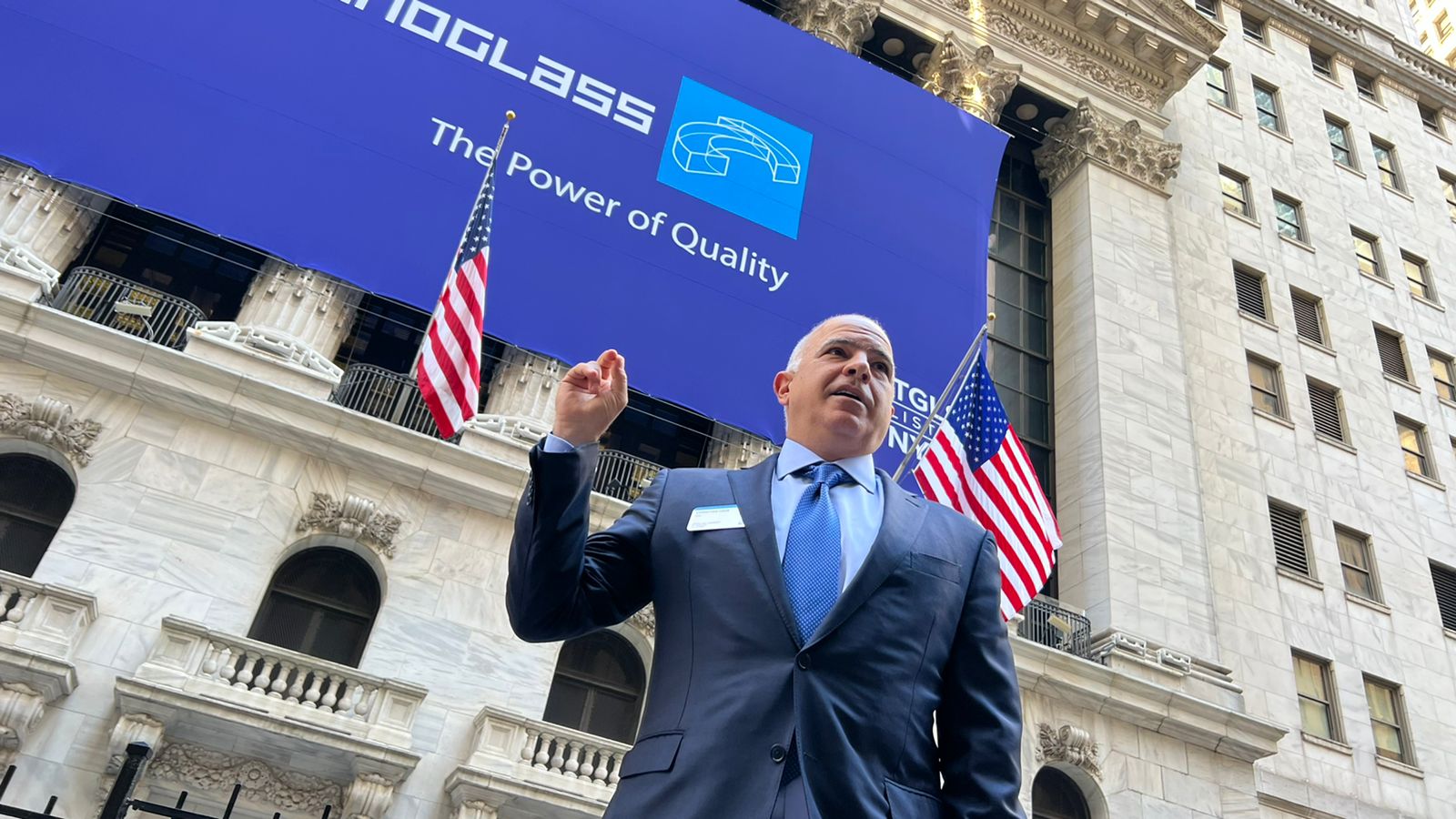 Christian Daes, COO de Tecnoglass, junto al emblemático edificio de la Bolsa de Nueva York. 