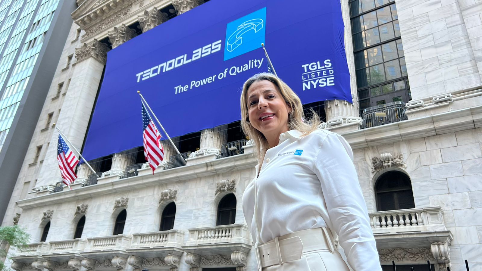 Diana Lohrer directora de Calidad de Tecnoglass llegando al NYSE para el toque de la campana.