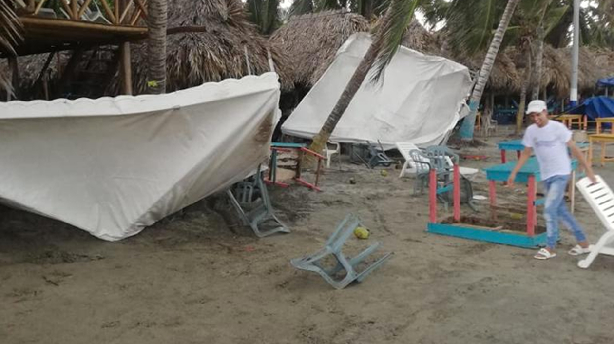 Casetas destruidas en las playas de Santa Verónica