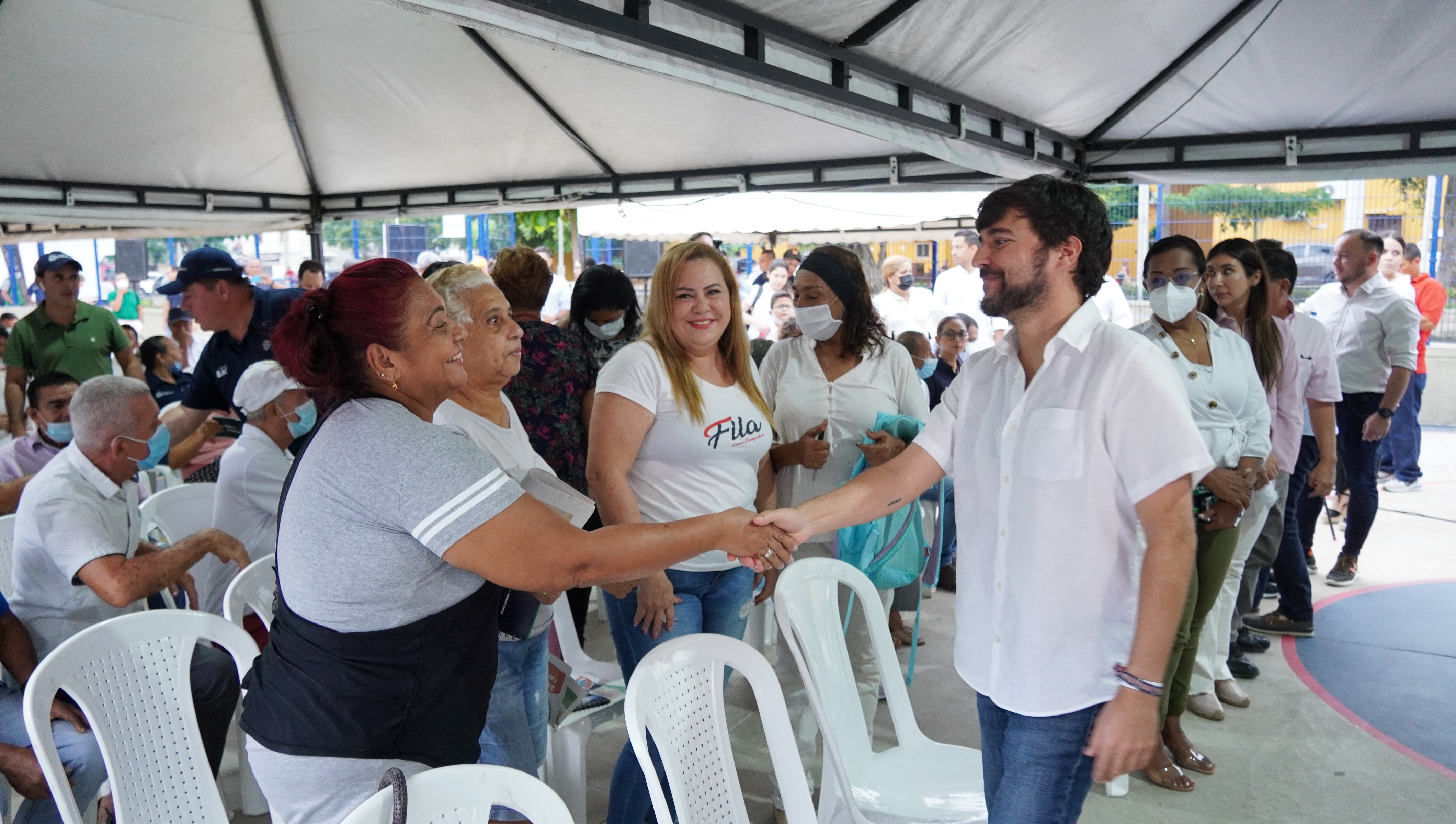 Alcalde Jaime Pumarejo saludando a las personas del barrio Ciudadela 20 de Julio. 