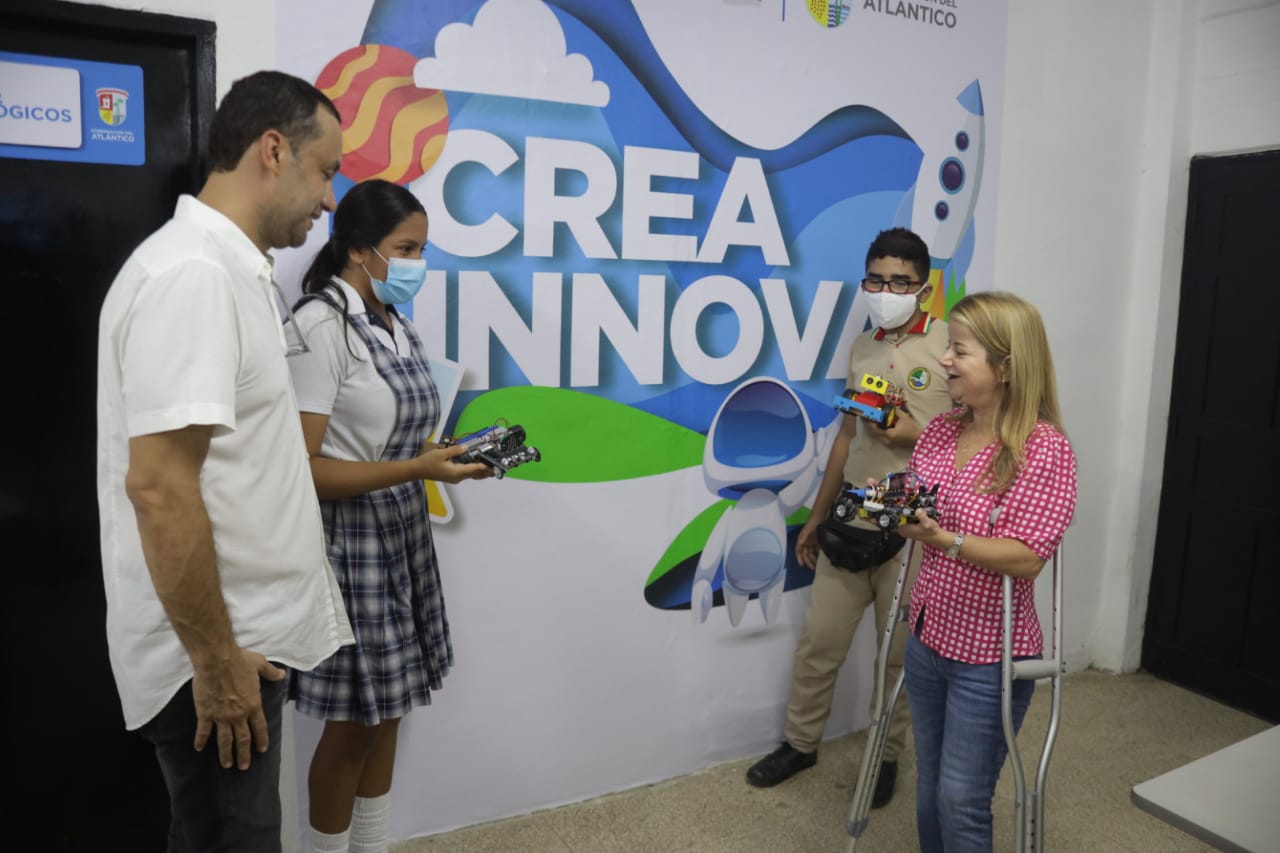 Entrega de laboratorios de innovación por parte de la Gobernadora Elsa Noguera. 