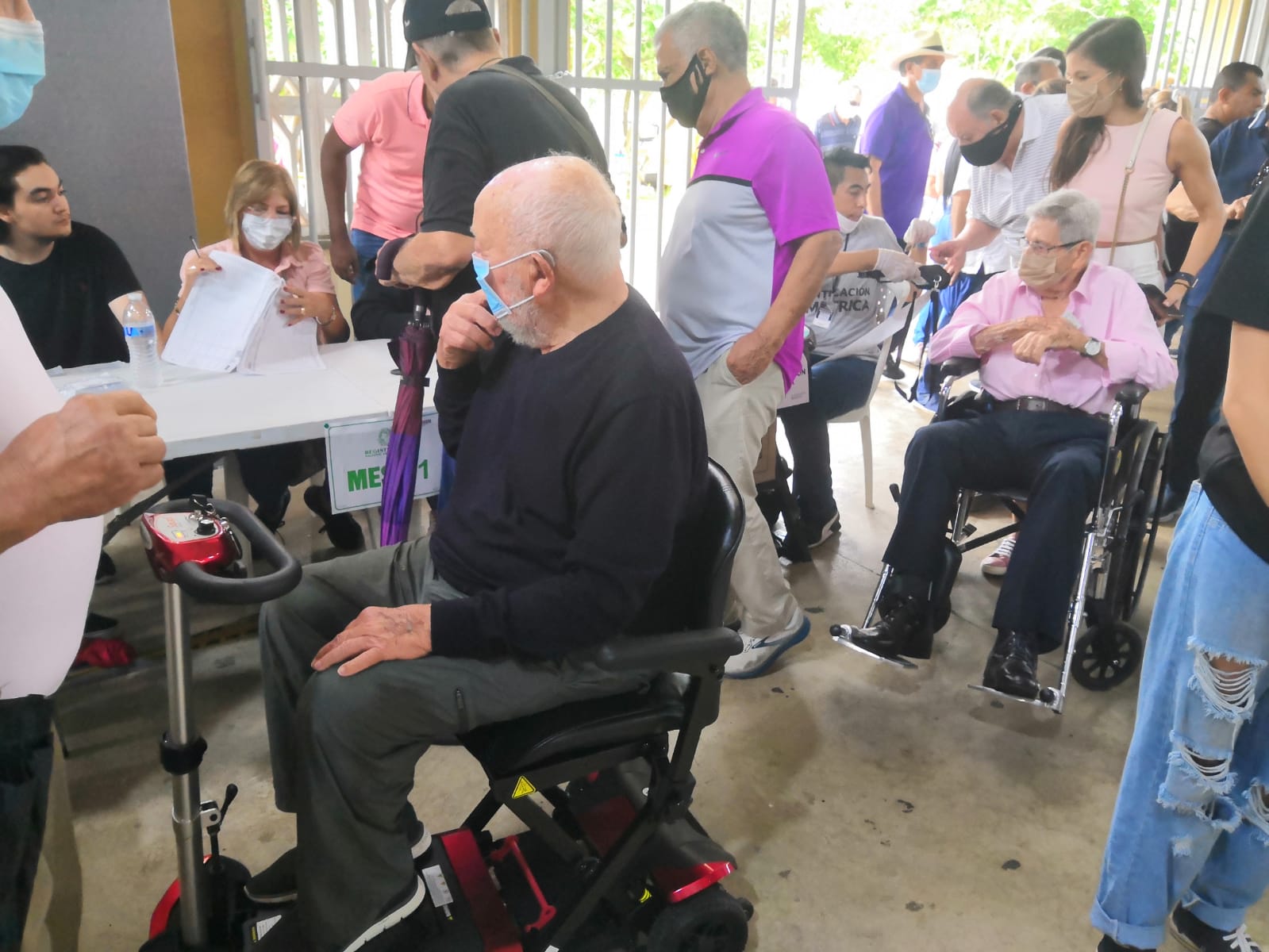 La tercera edad y población en situación de discapacidad votando en La Salle