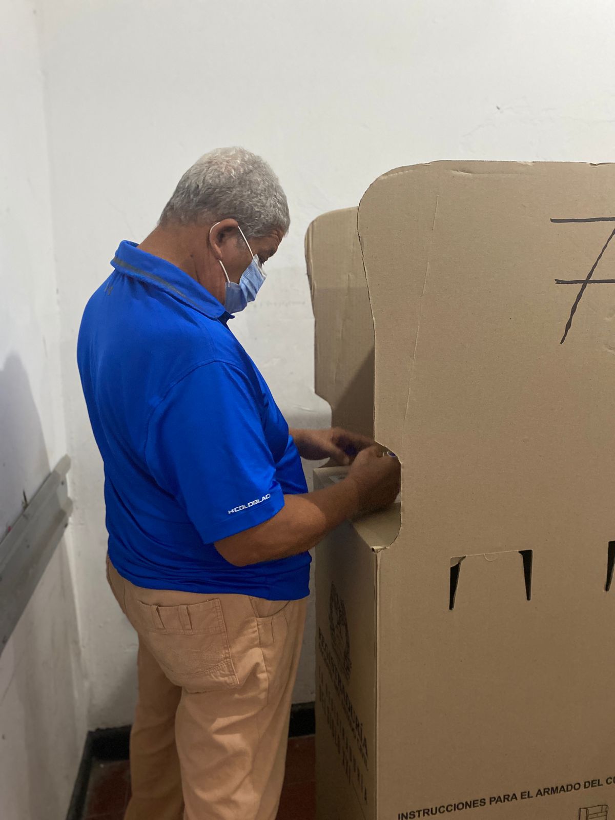 Uno de los ciudadanos ejerciendo su derecho al voto.