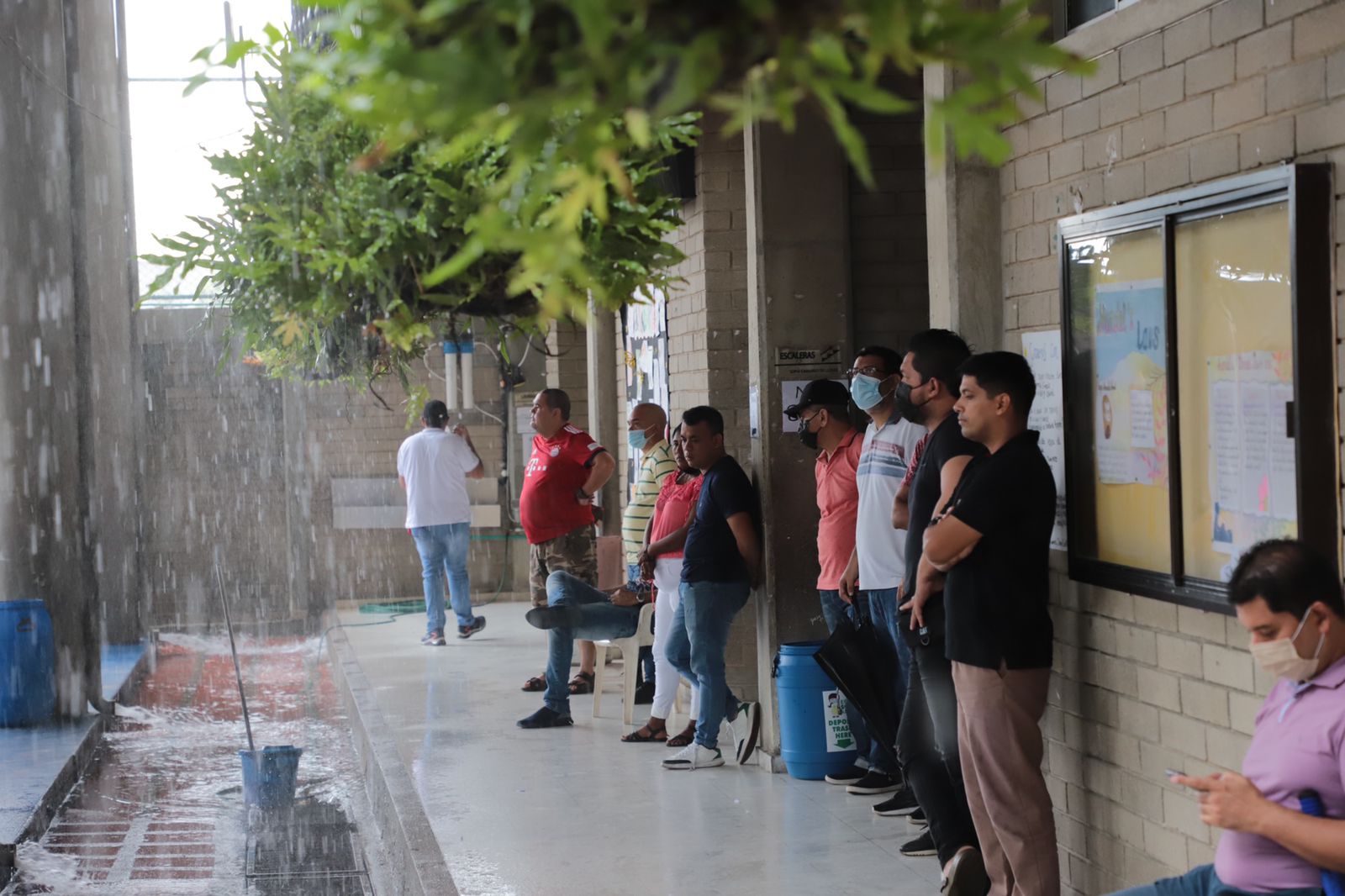 La lluvia no frena a los votantes.