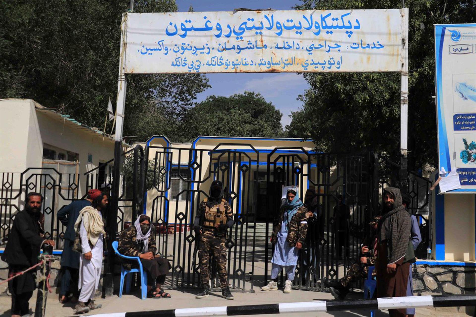 Afganos esperan en las afueras de un hospital para conocer sobre el estado de los heridos.