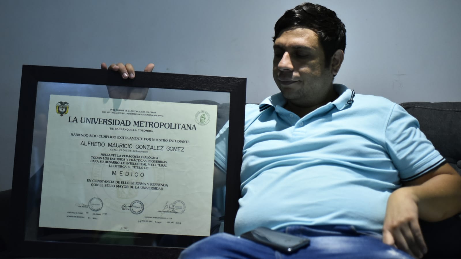 Alfredo González Gómez junto a su diploma de médico de la Universidad Metropolitana.