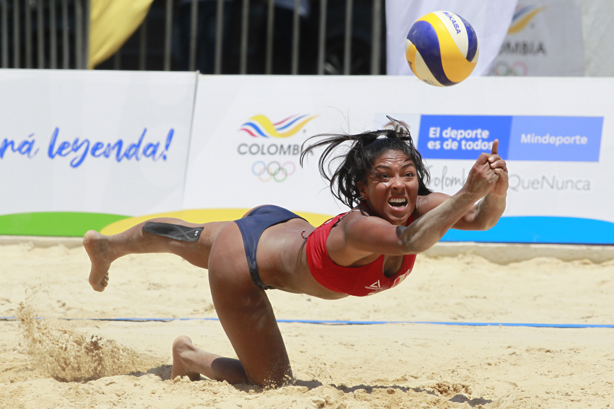 Claudia Gaona, en un partido de voleibol playa femenino.