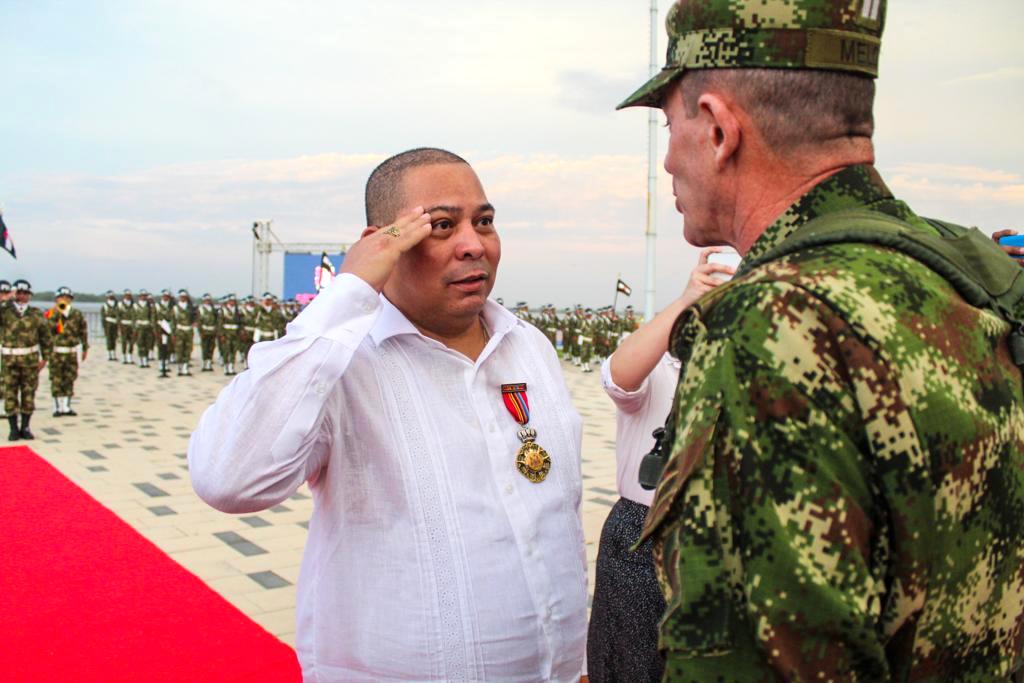 El Comandante de la Primera División del Ejército Nacional, General Gerardo Melo Barrera, imponiendo la condecoración.