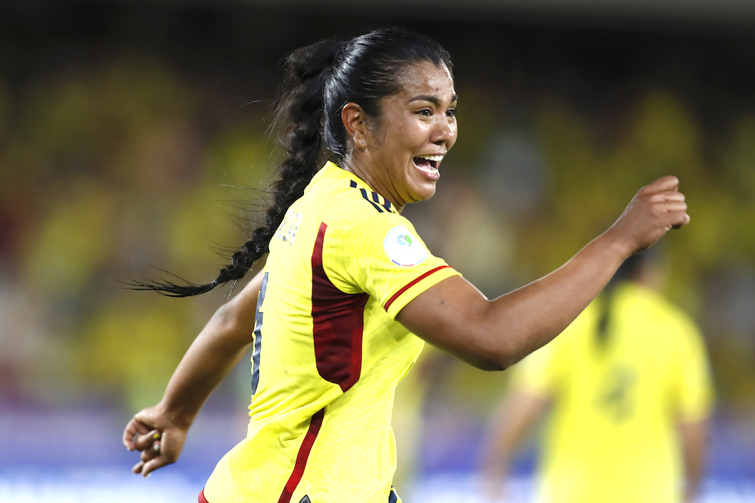 Daniela Arias celebrando un gol ante Bolivia.