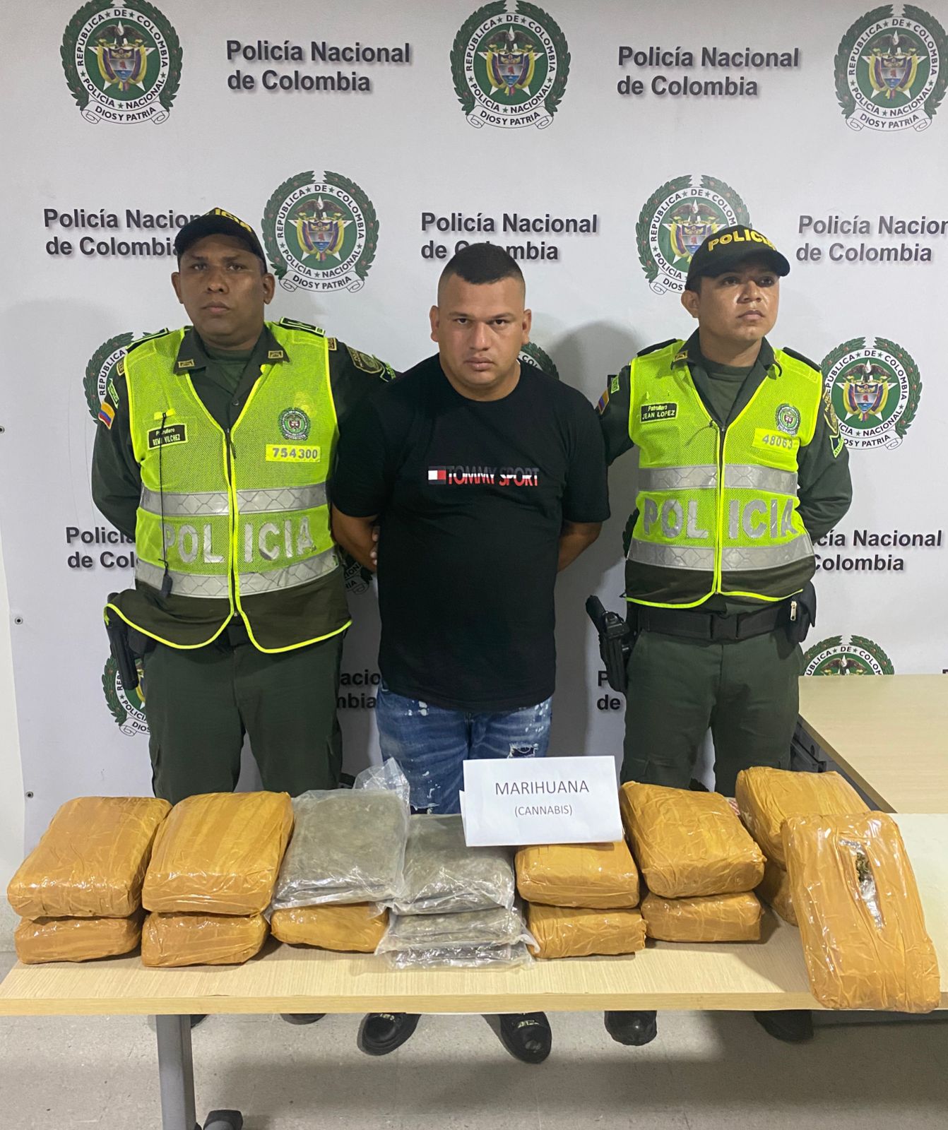 Juan Sebastian Navarro Chávez capturado con marihuana en la Terminal de Transporte. 