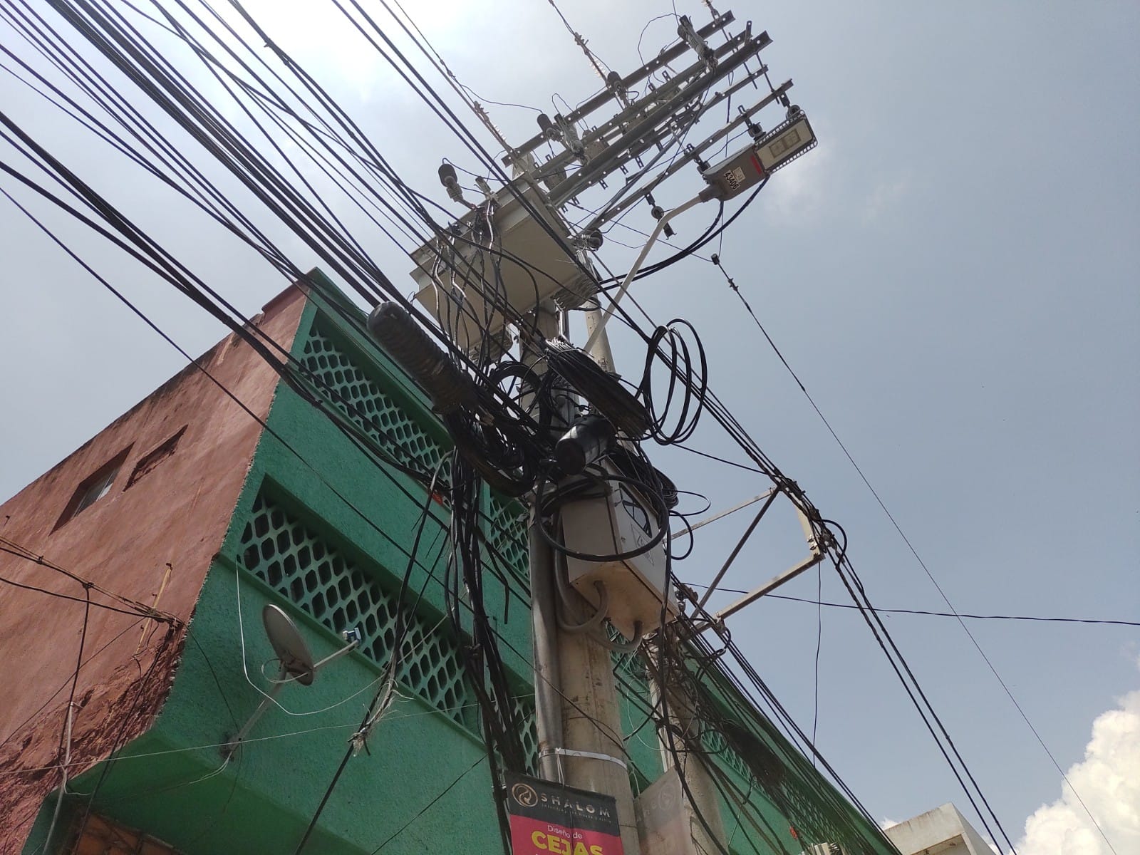 Telarañas de cables en el centro de Barranquilla