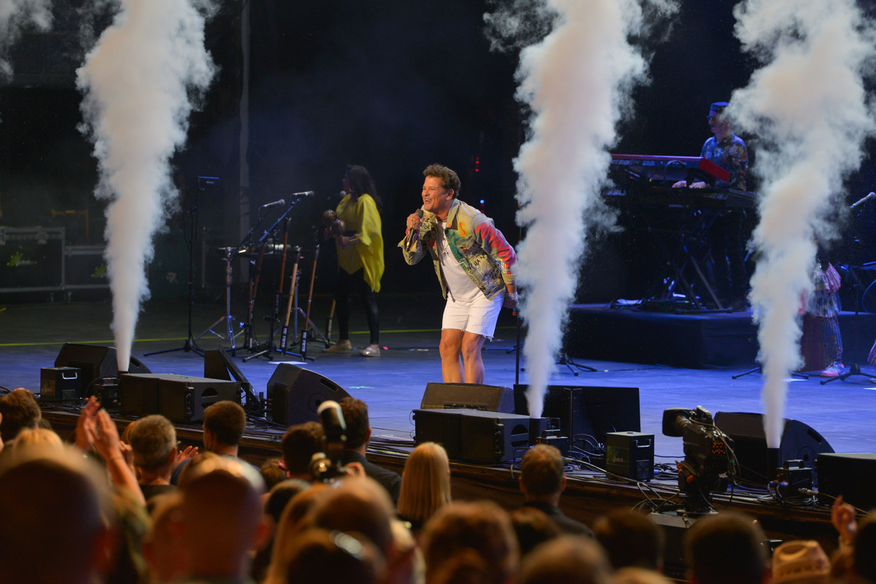 El cantante colombiano Carlos Vives durante su actuación hoy viernes en el festival Starlite de Marbella, inicio de su gira por España.