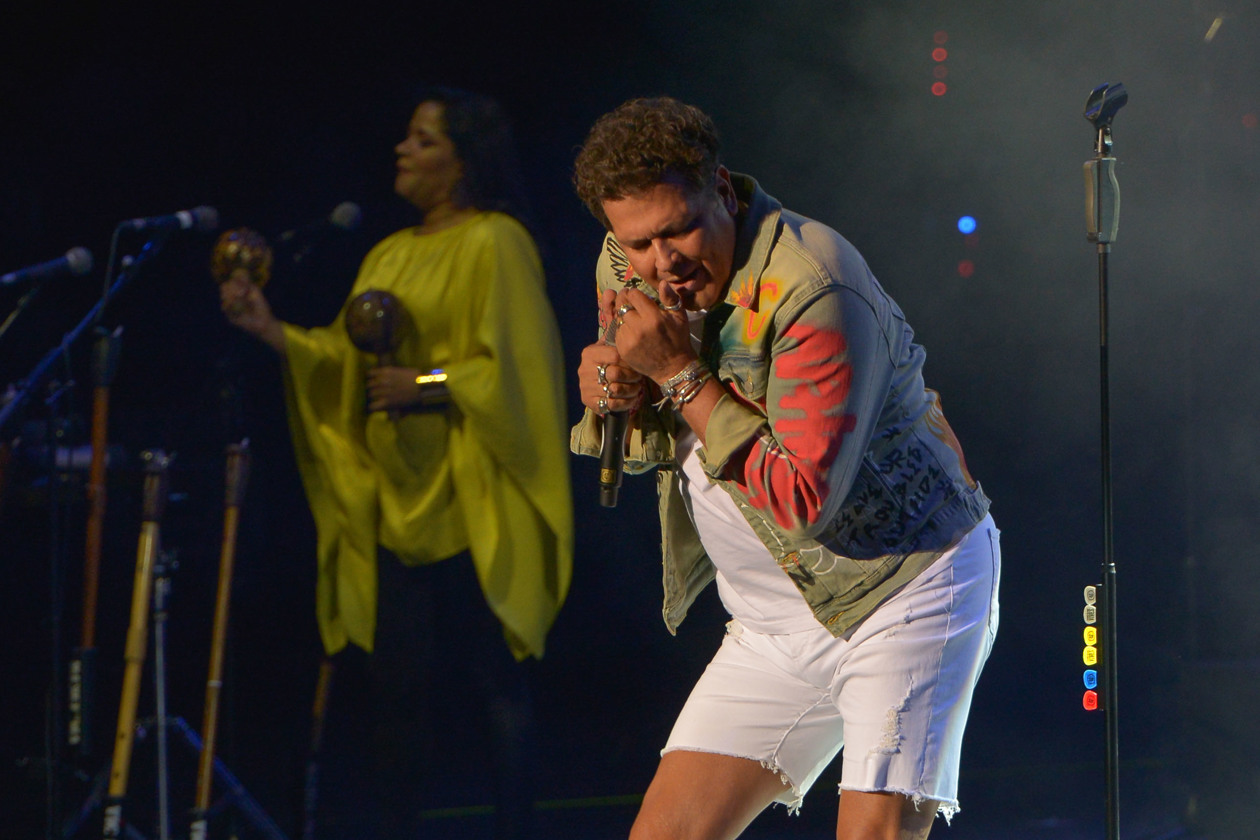 El cantante colombiano Carlos Vives durante su actuación hoy viernes en el festival Starlite de Marbella, inicio de su gira por España.