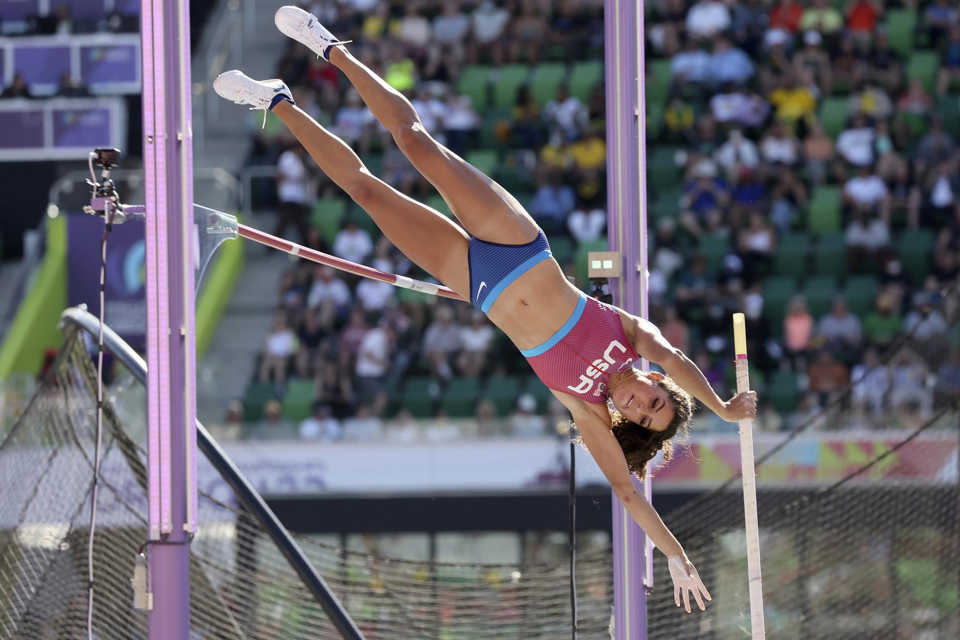 Gabriela León de EEUU compite en la final de salto con pértiga femenino hoy, durante el Campeonato Mundial de Atletismo de Oregón22.