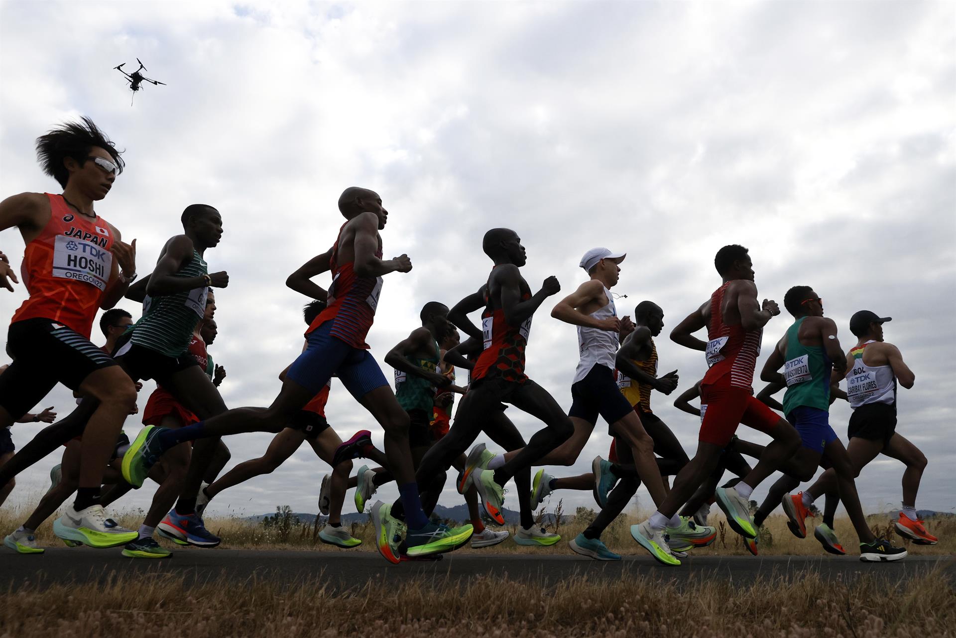 Atletas compiten en la maratón masculina en los Campeonatos del Mundo de atletismo.