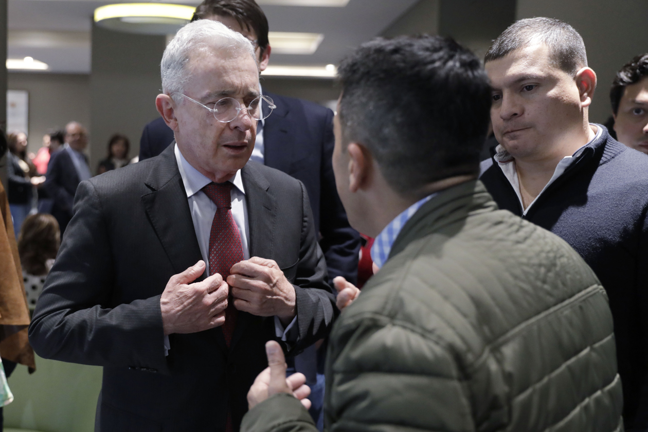 El expresidente de Colombia Álvaro Uribe Vélez durante una rueda de prensa junto a integrantes del partido Centro Democrático
