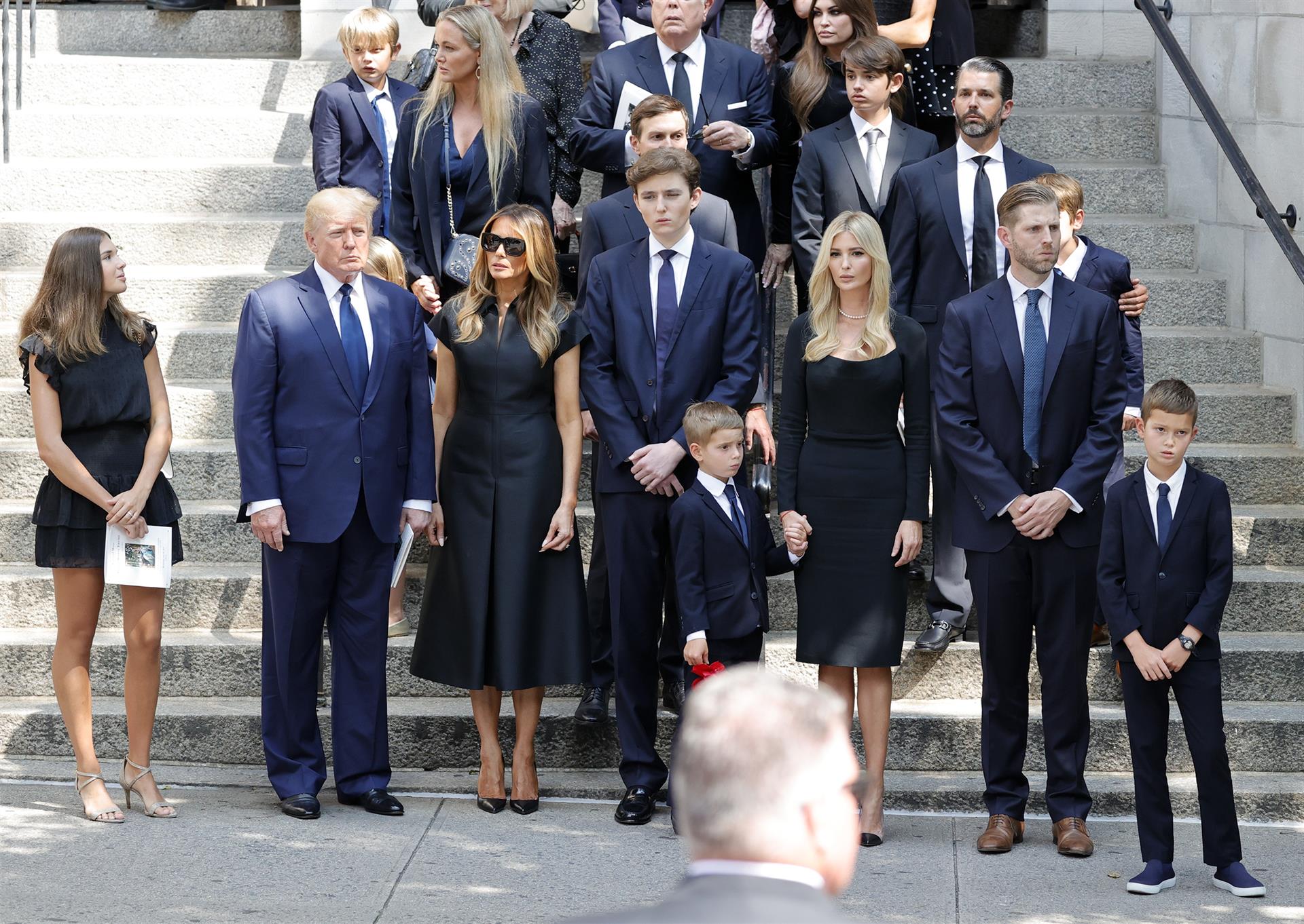 Donald Trump y su esposa Melania junto a los Trump en pleno.