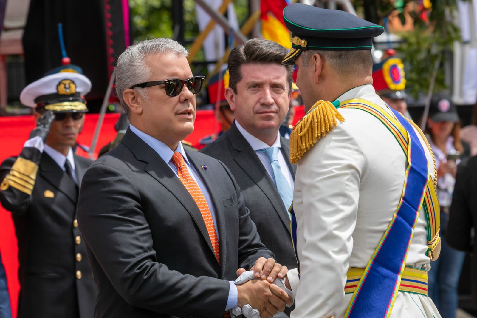 El presidente Duque saluda a un oficial del Ejército A su lado el ministro de Defensa, Diego Molano.