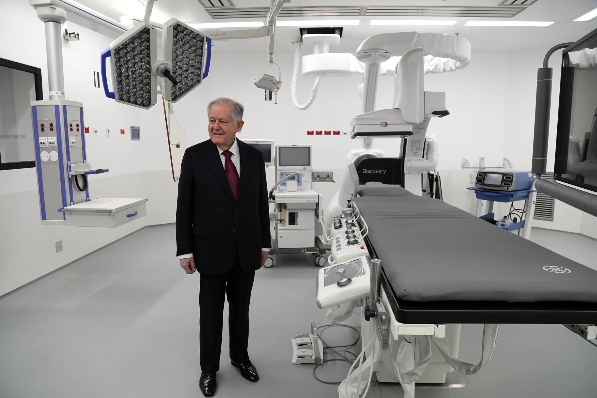 El empresario de la banca y la construcción Luis Carlos Samiento muestra una de las salas de la moderna clínica de cáncer.