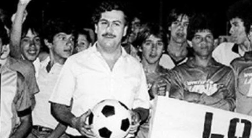 Pablo Escobar en la época en que financiaba equipos de fútbol de los barrios de Medellín.