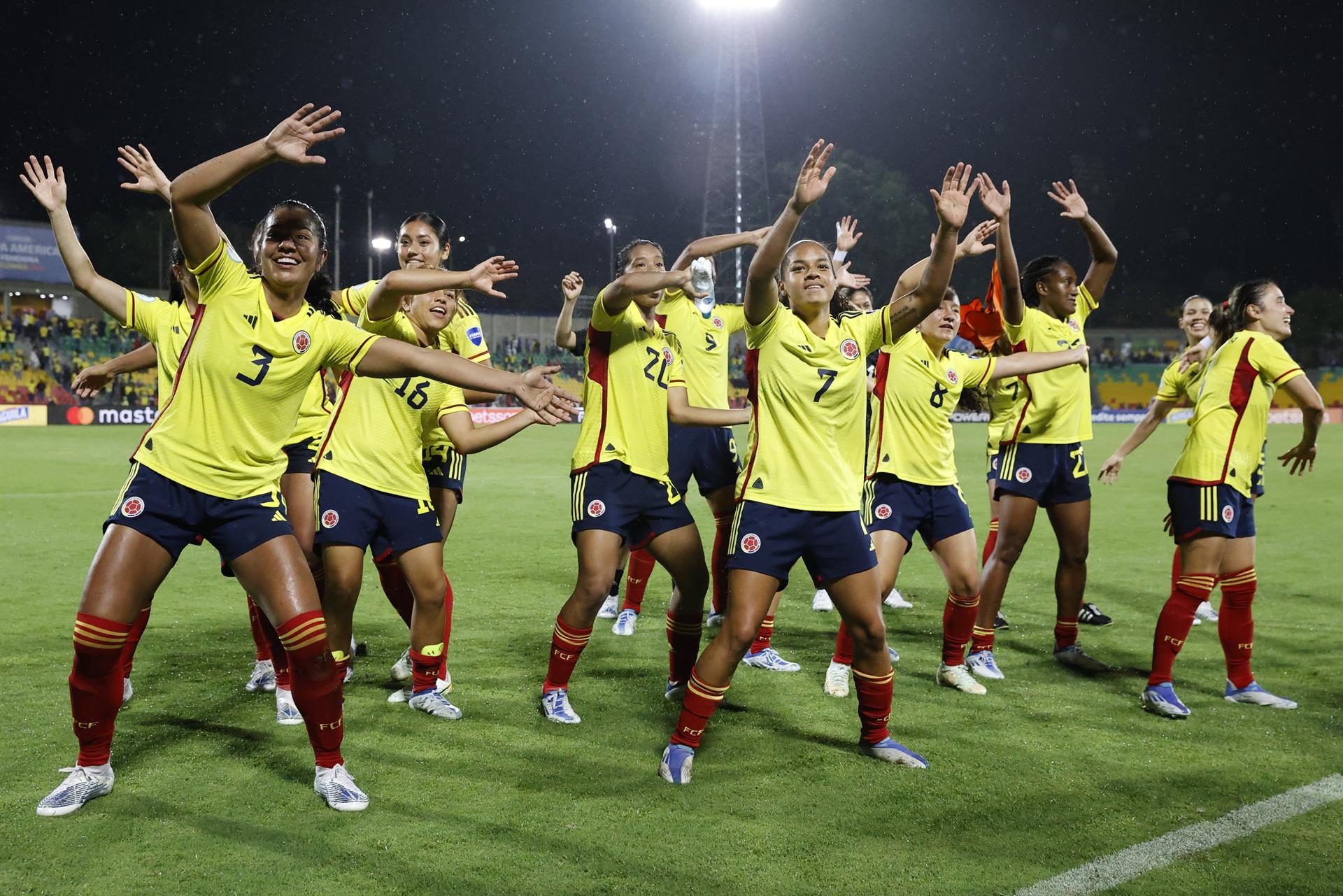 Jugadoras de Colombia celebran tras vencer a Argentina en la semifinal de la Copa América Femenina en el estadio Alfonso López en Bucaramanga.