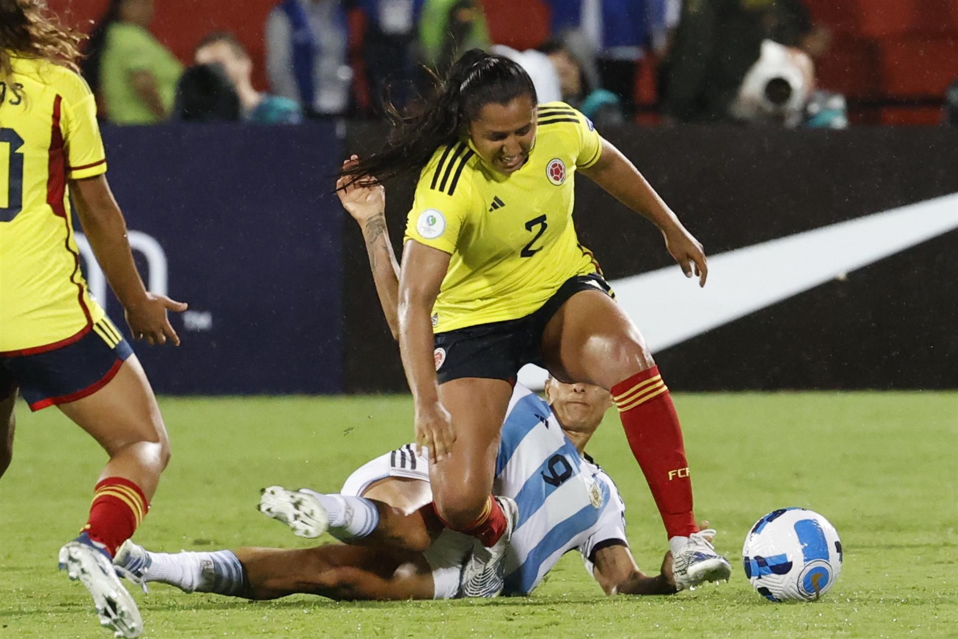 Manuela Vanegas, de Colombia disputa un balón con Sole Jaimes, de Argentina.