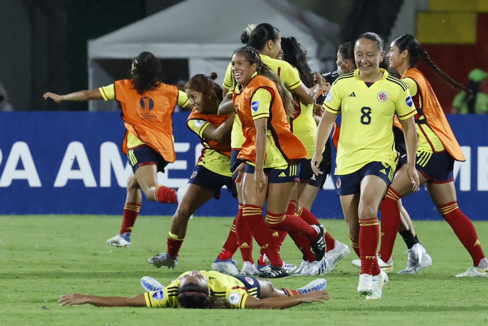 Jugadoras de Colombia celebra tras vencer a Argentina hoy, en un partido de la semifinal 
