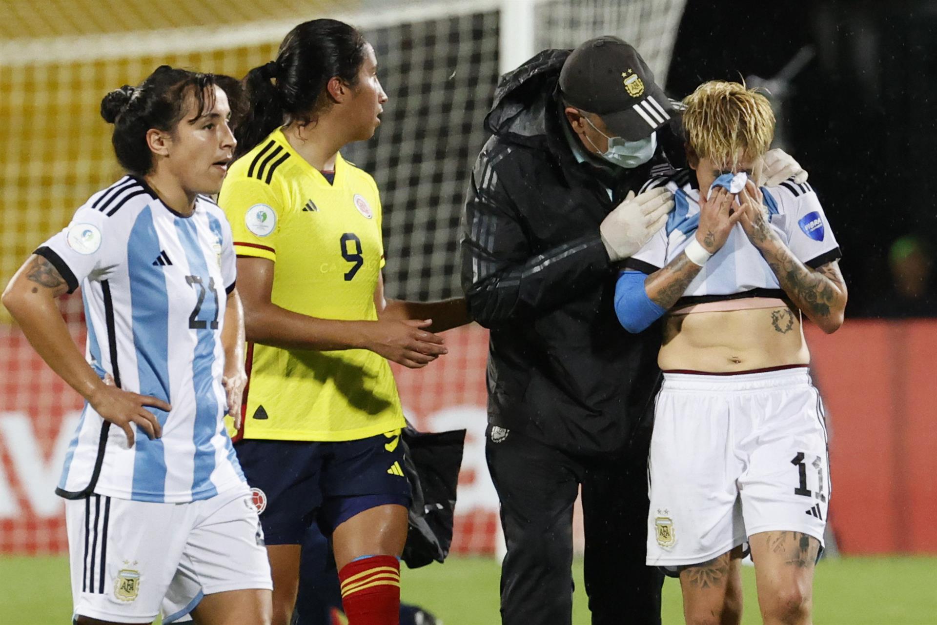 Yamila Rodríguez, de Argentina llora tras perder ante Colombia este lunes.