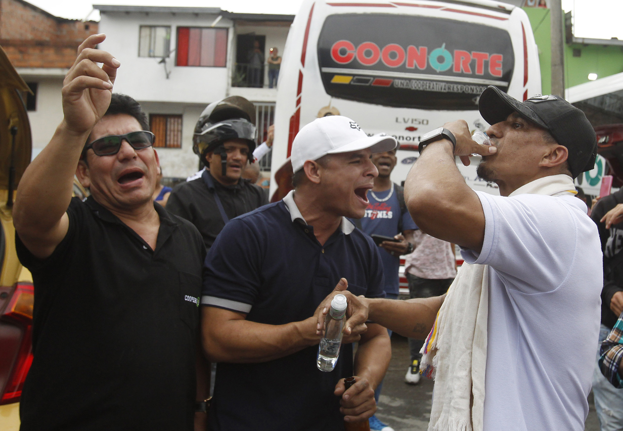 Seguidores del cantante colombiano Darío Gómez se congregan para beber y escuchar sus canciones, hoy, a las afueras de las instalaciones de Medicina Legal, en Medellín.