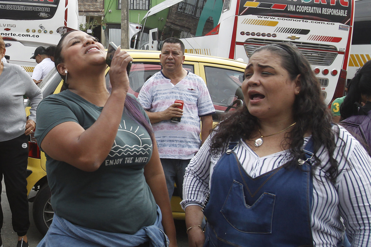 Seguidores del cantante colombiano Darío Gómez se congregan para beber y escuchar sus canciones, hoy, a las afueras de las instalaciones de Medicina Legal, en Medellín.