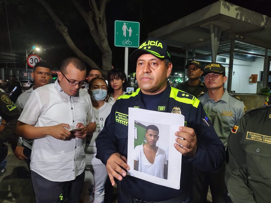 El Comandante de la Policía Metropolitana con la imagen del presunto autor de los recientes atentados.