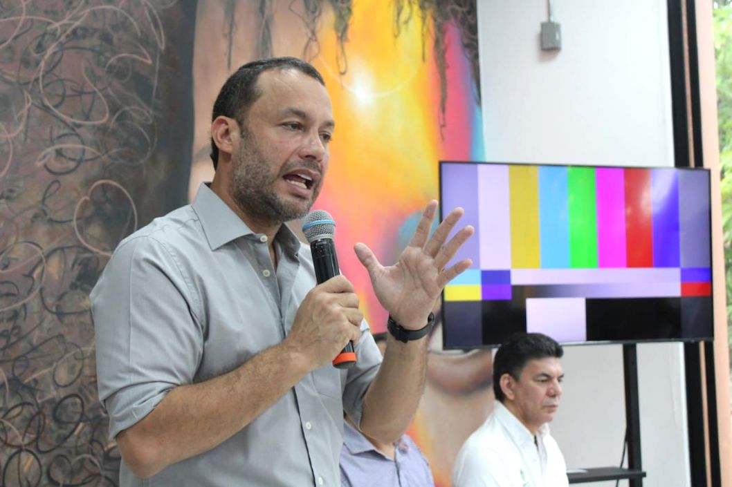 El Alcalde José Fernando Vargas explicando los alcances del programa.
