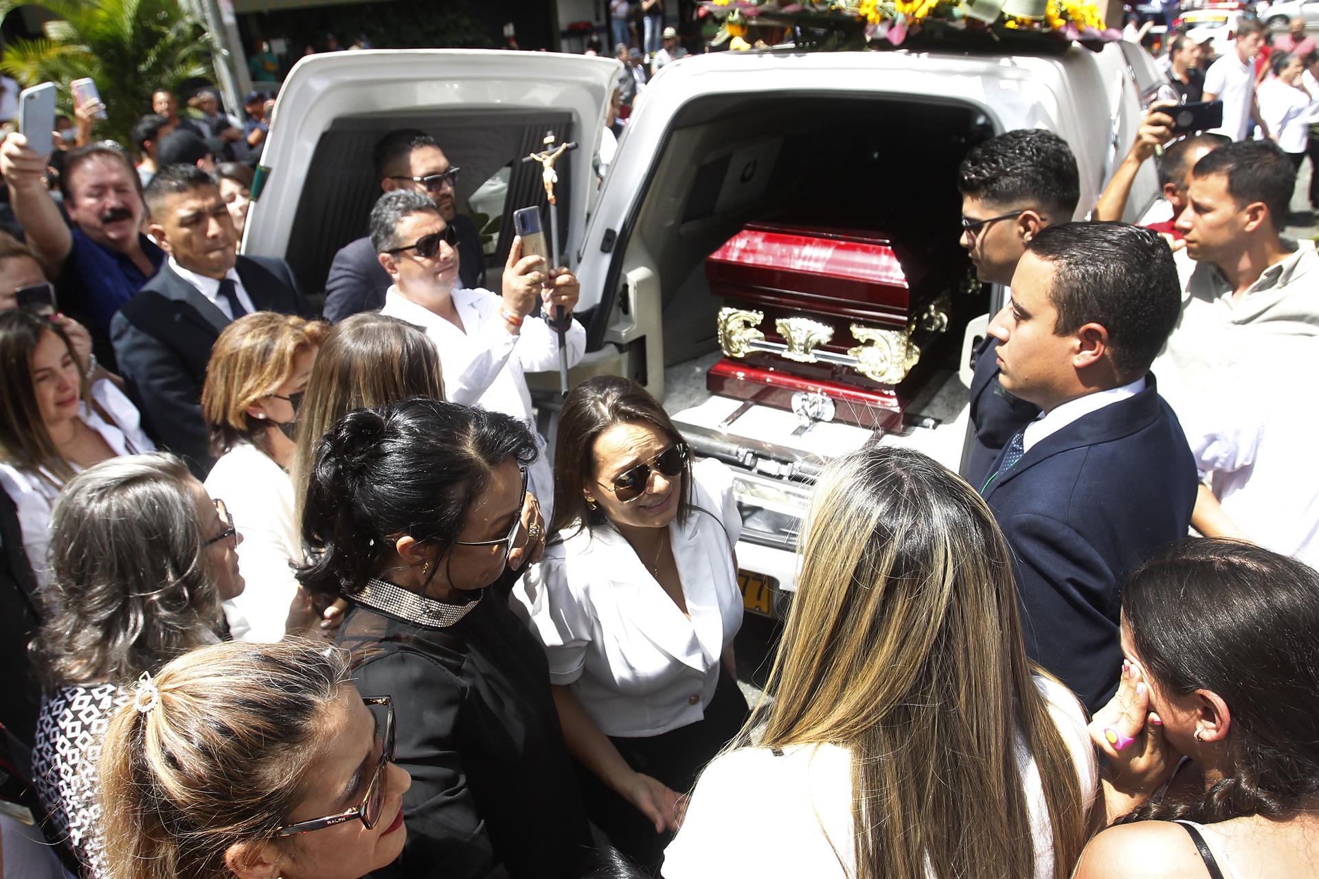 Catalina Gómez, hija del cantante fallecido, encabezó el cortejo fúnebre.