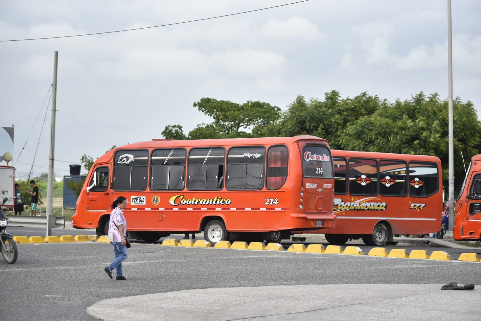 Panorama del transporte en el sector de la Circunvalar entre los barrios Malvinas y Caribe Verde.