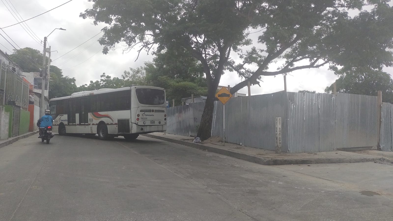Bus de Transmetro fue espichado y atravesado en la vía del barrio 7 de abril.