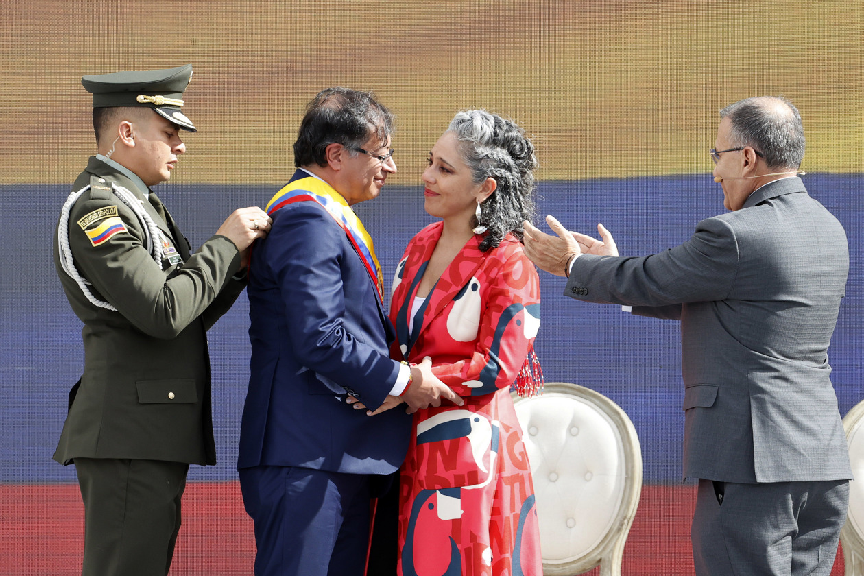 El presidente de Colombia, Gustavo Petro, recibe la banda presidencial de parte de María José Pizarro.