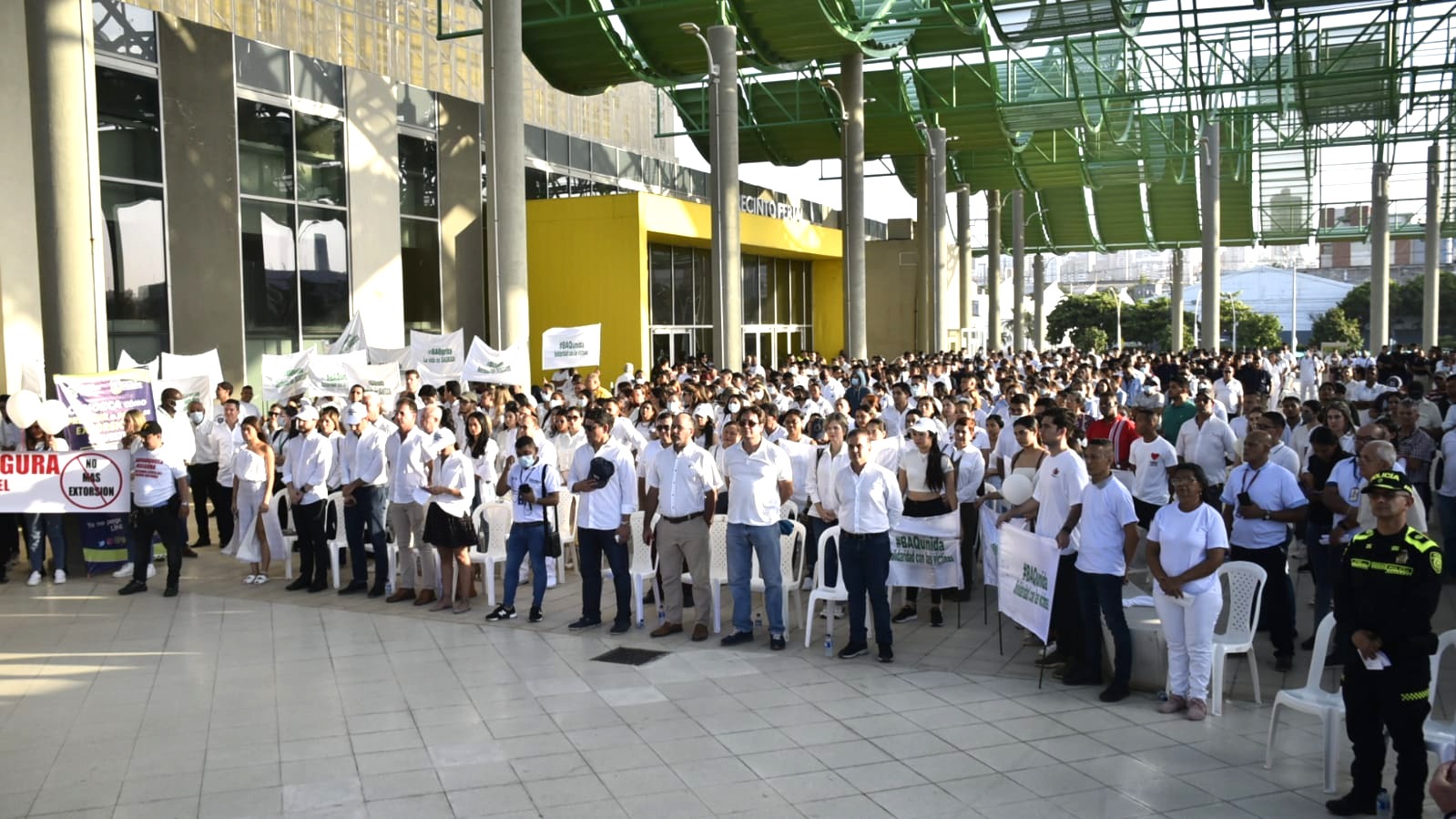 Manifestación en la plaza del Centro de Eventos Puerta de Oro.