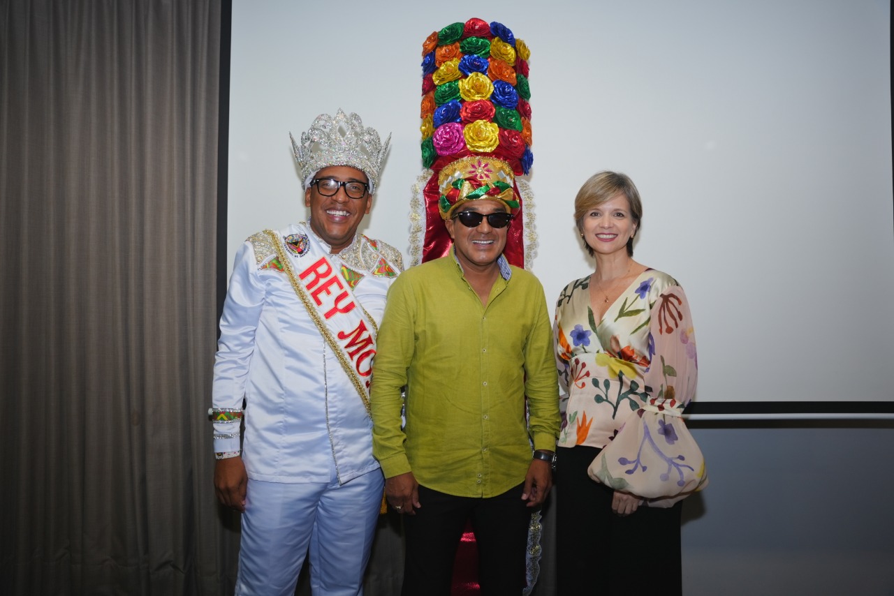 El 'Checo Acosta' junto a la gerente de Carnaval S.A.S y el Rey Momo 2022.