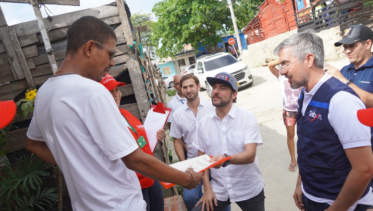 El Alcalde Jaime Pumarejo con uno de los beneficiarios.