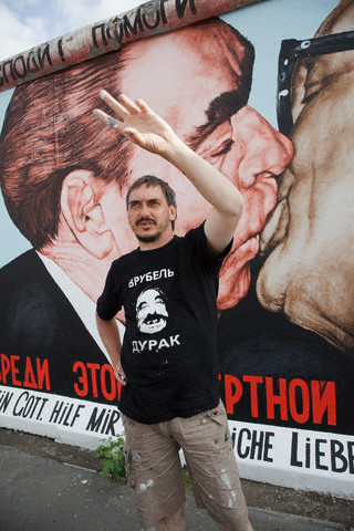 Dmitri Vrúbel  frente al mural