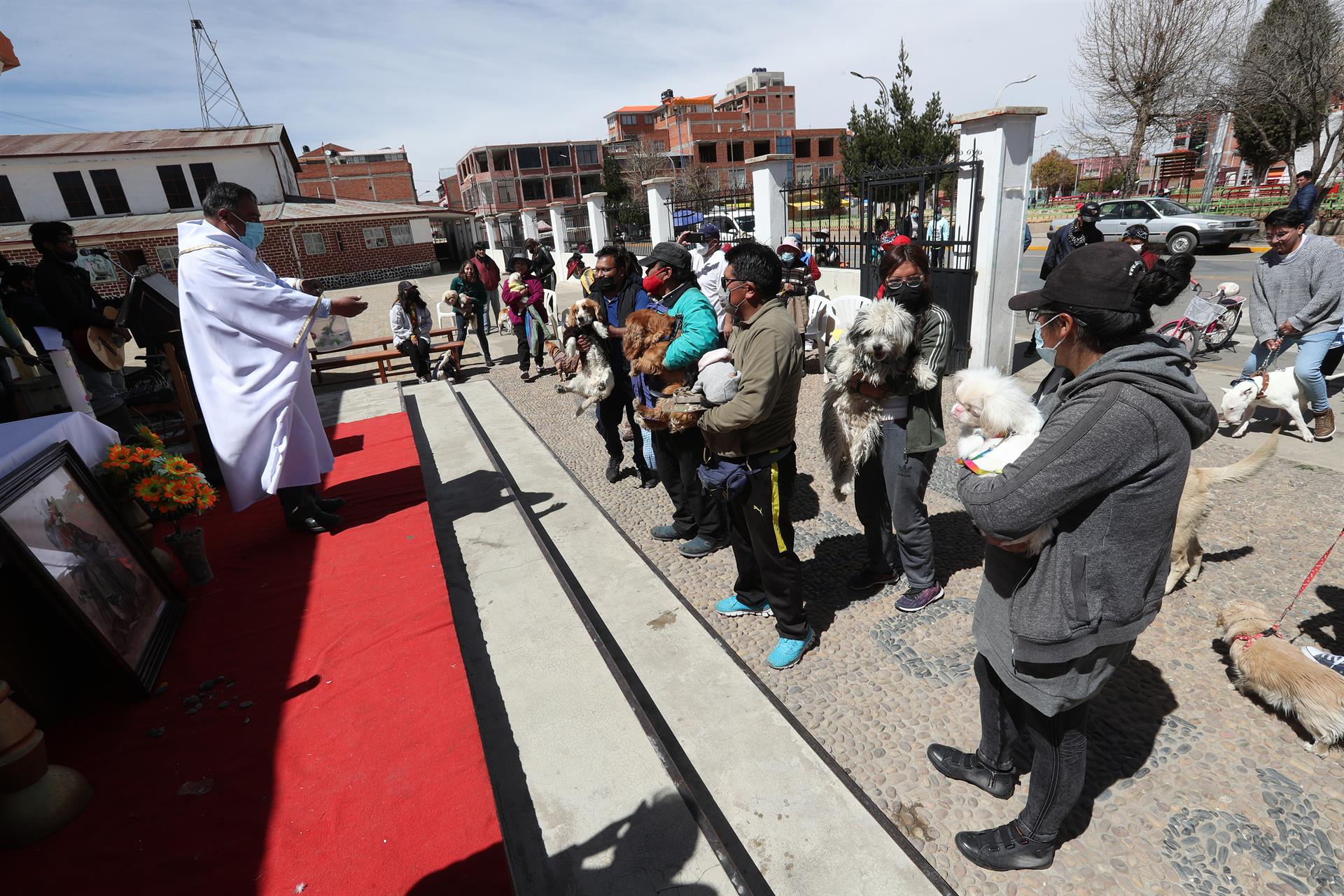 Fieles aguardan a que sus "mejores amigos" sean bendecidos en la Parroquia Cuerpo de Cristo de El Alto.