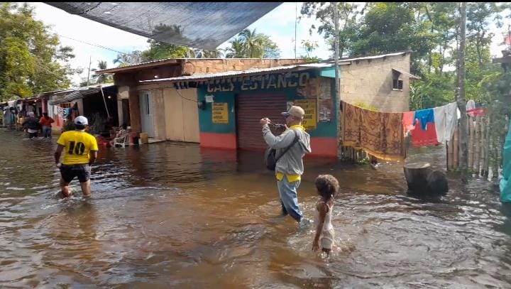 Anderson Durán, el periodista sucreño en pleno cubrimiento en las zonas inundadas.
