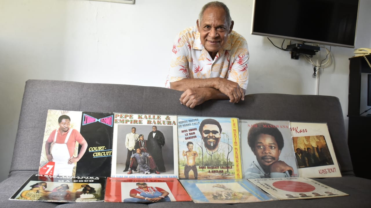 Donaldo García con algunos de sus discos de colección