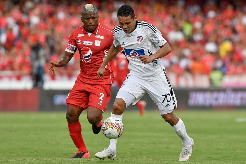 Marlon Torres custodiando al delantero Carlos Bacca.