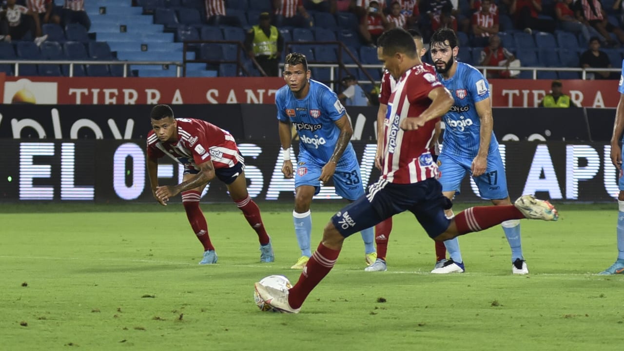 Carlos Bacca malogrando el penal en el primer tiempo.