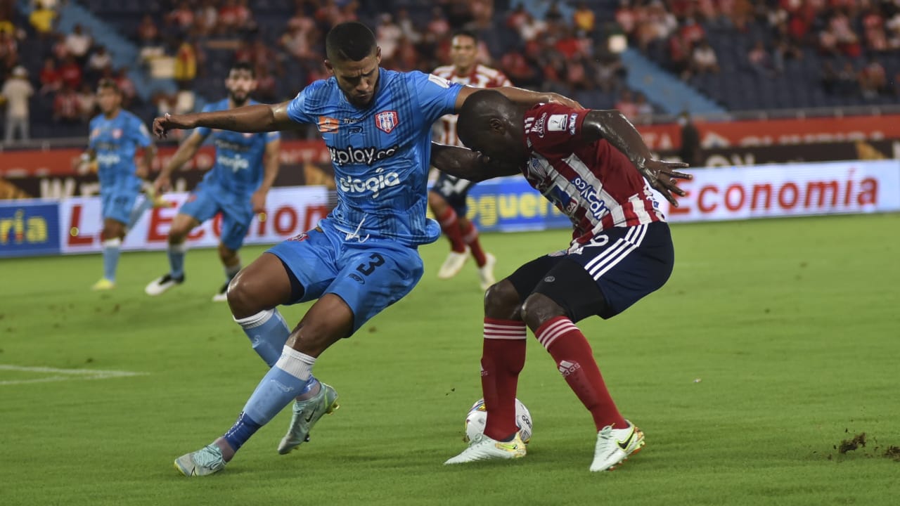 Carmelo Valencia no pudo ante la defensa samaira.